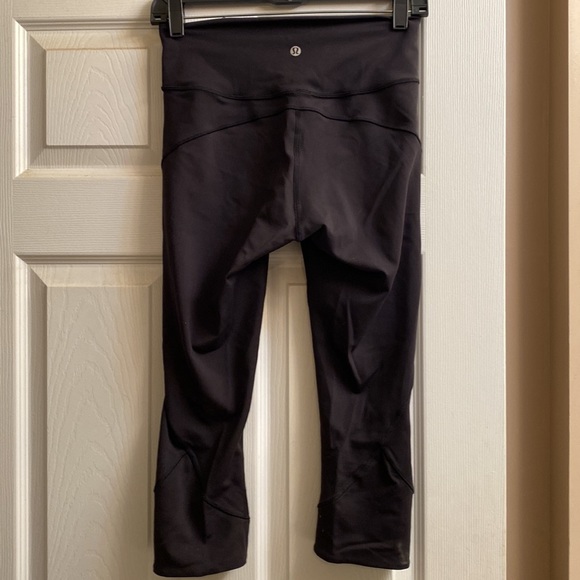 Lululemon In Movement crops - Picture 3 of 5